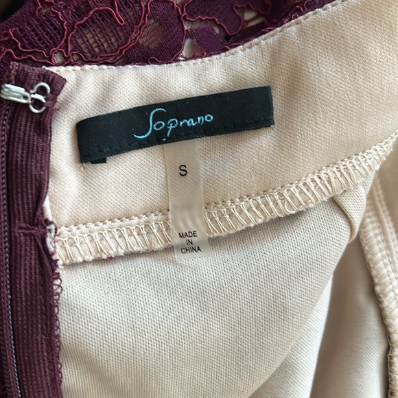 Burgundy lace dress - Picture 3 of 3